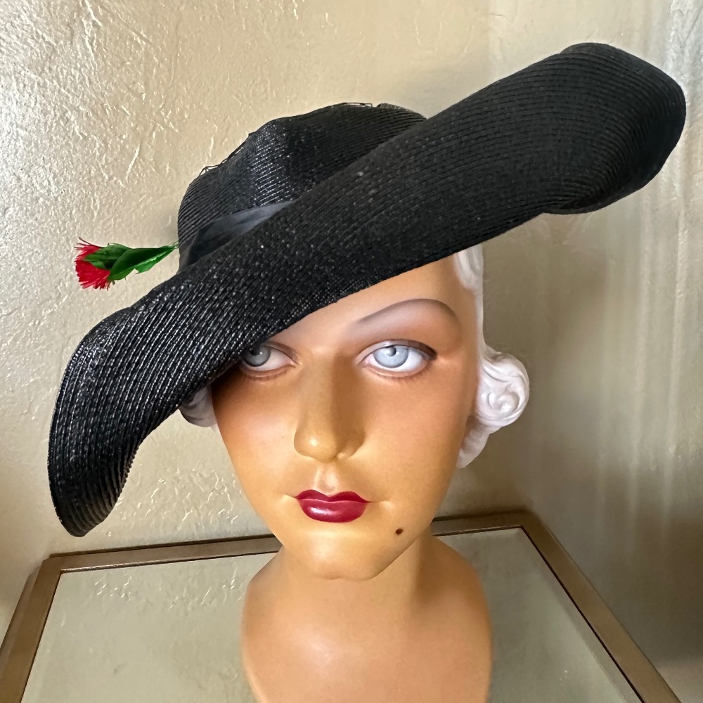 SENSATIONAL 1930s' BLACK STRAW OPEN CROWN WIDE BRIM + FEATHER "FLOWER"